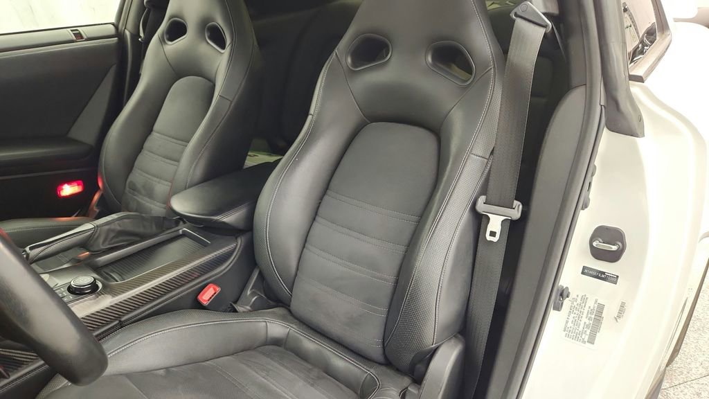 Used 2018 Nissan GT-R Premium image 18