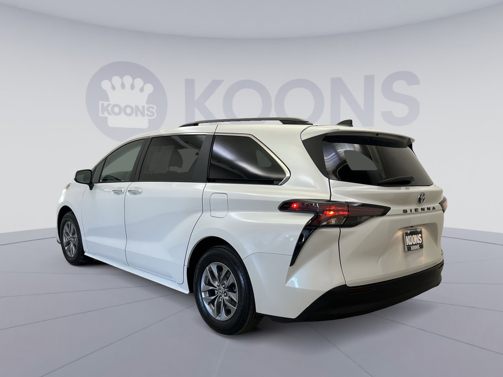 Used 2024 Toyota Sienna XLE image 4