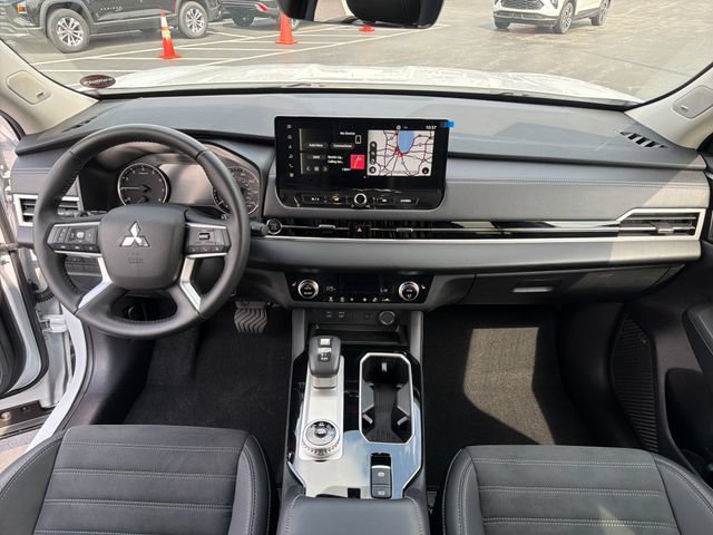 Used 2025 Mitsubishi Outlander SE FWD image 14