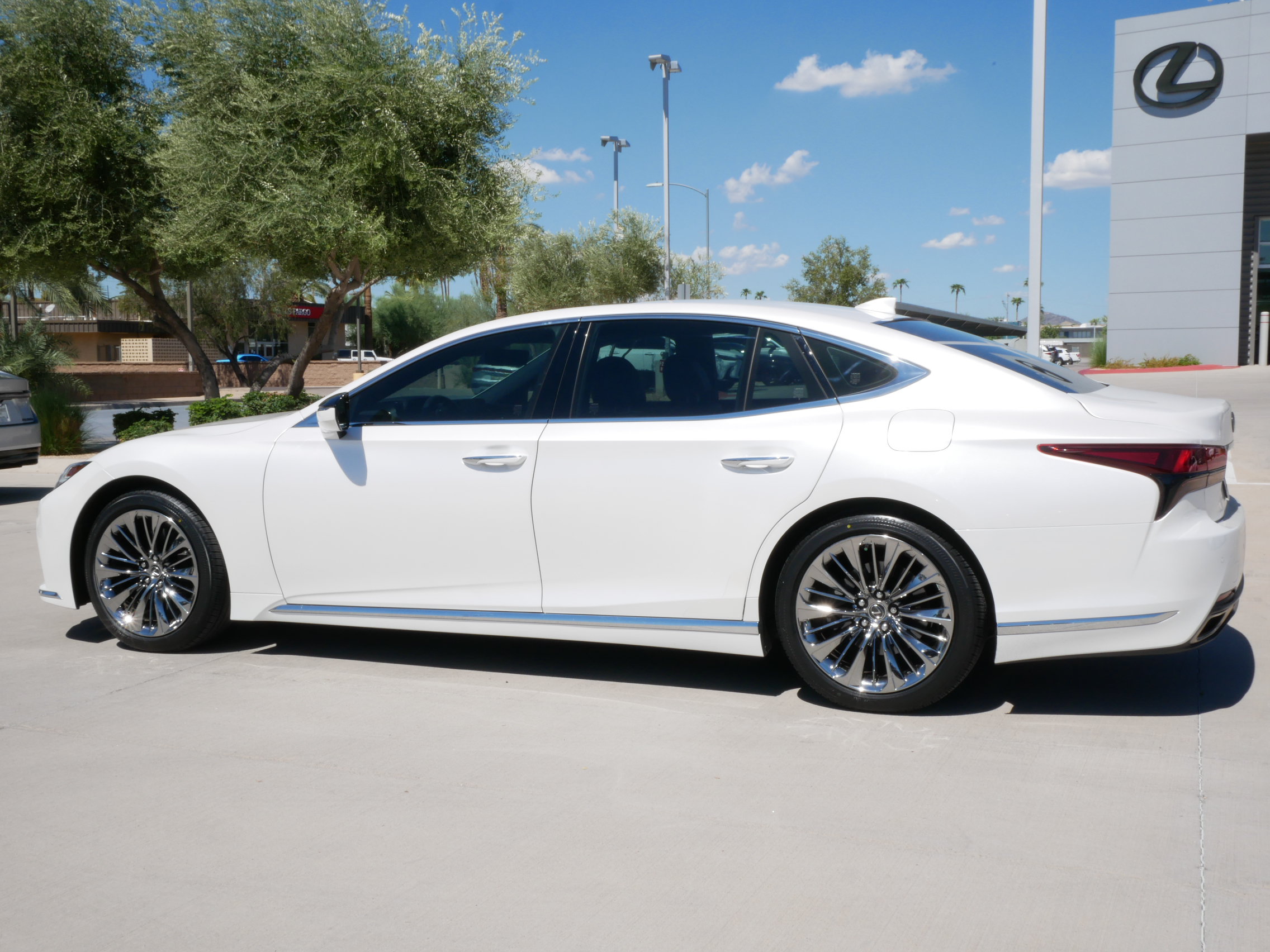 Used 2022 Lexus LS 500 w/ Accessory Package (Z1) RWD image 5