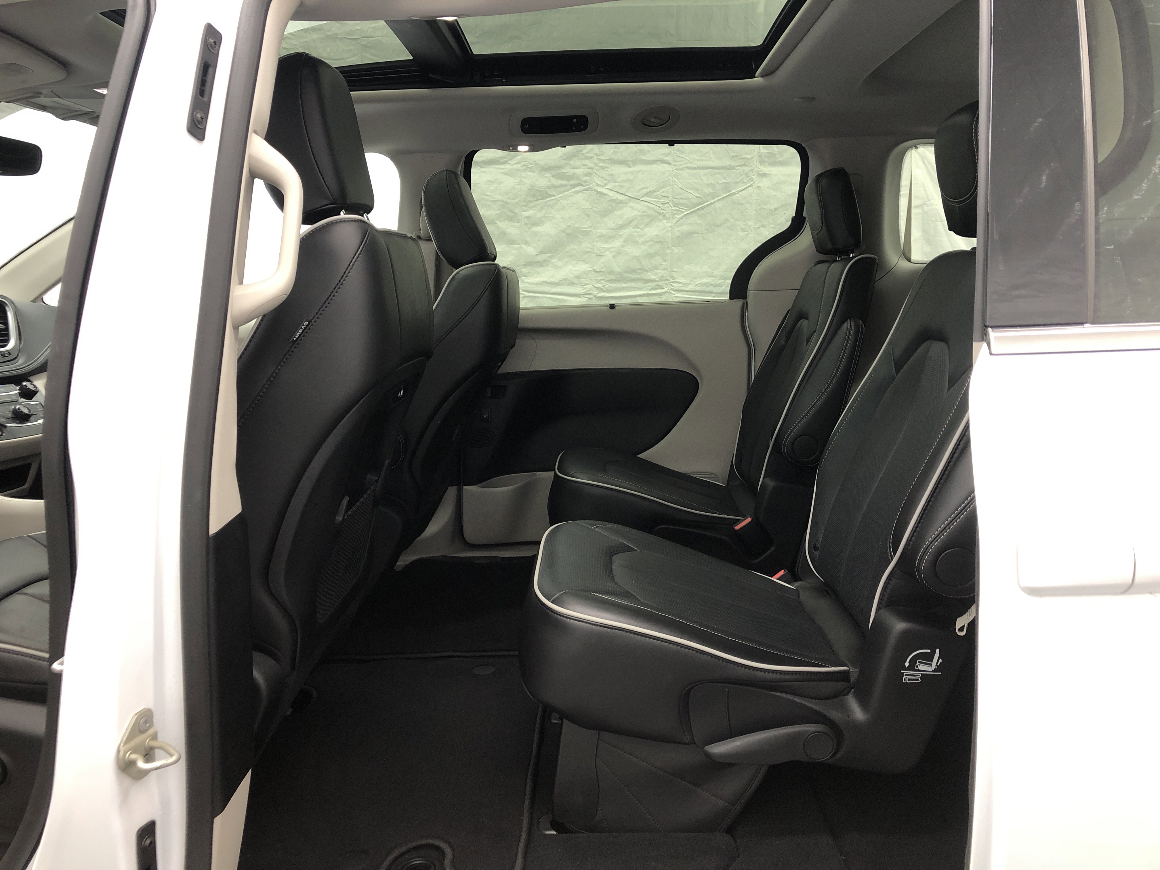 Certified 2024 Chrysler Pacifica Limited FWD image 15