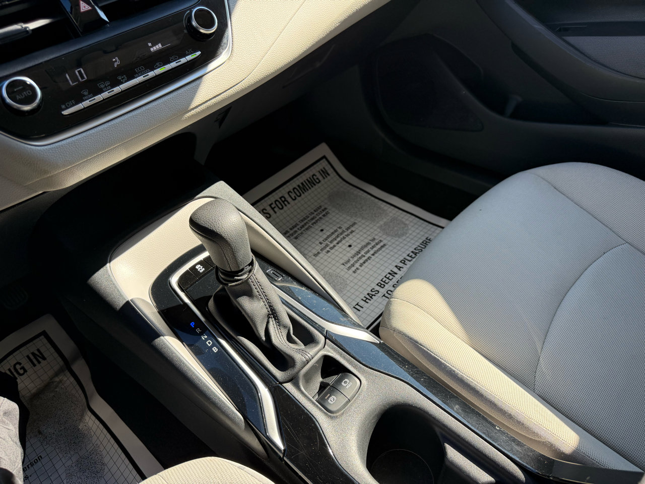 Used 2020 Toyota Corolla LE image 12