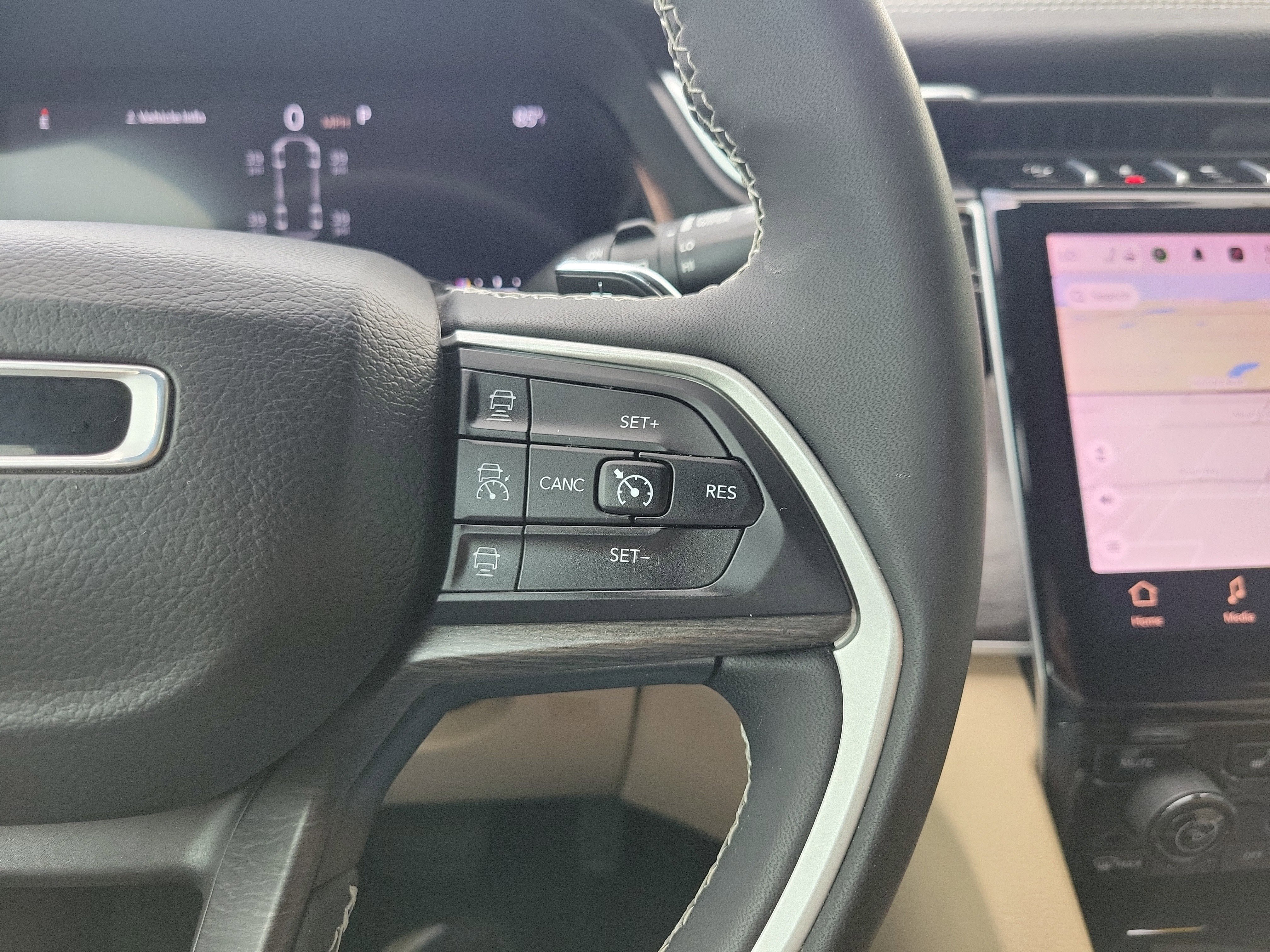 Used 2023 Jeep Grand Cherokee L Limited w/ Luxury Tech Group II AWD/4WD image 28