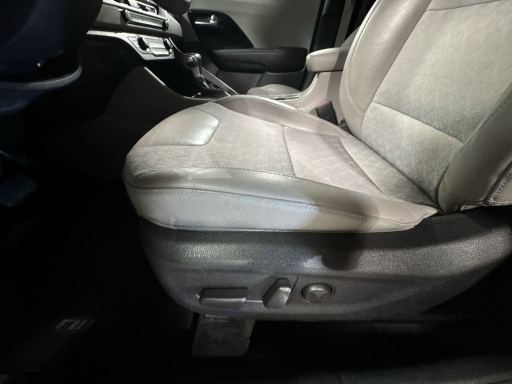 Used 2022 Kia Niro EX image 17
