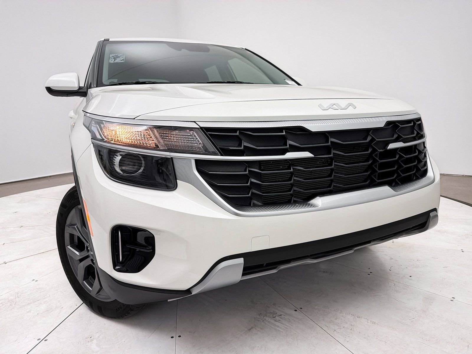 Certified 2024 Kia Seltos LX image 2