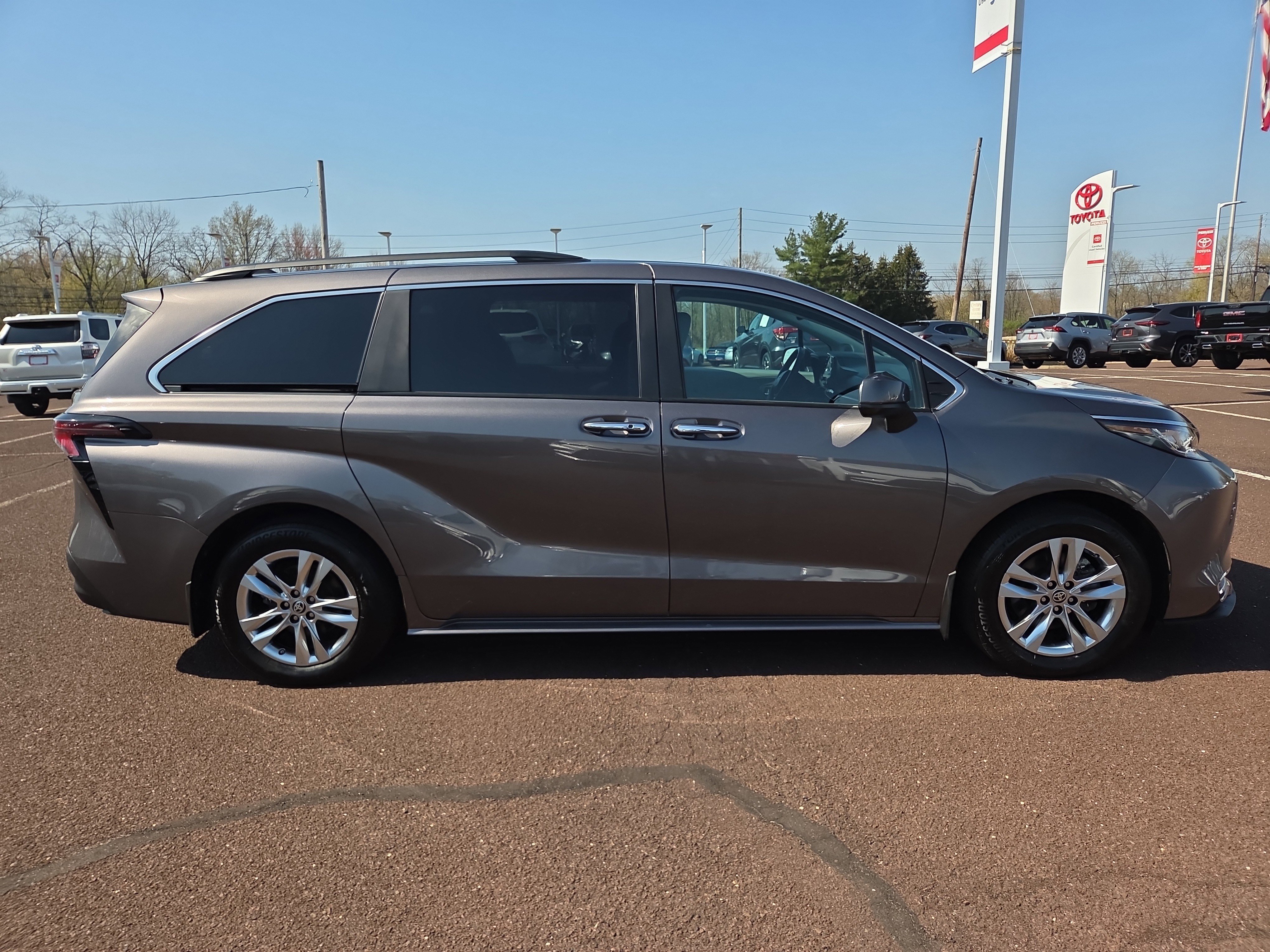 Used 2023 Toyota Sienna XLE w/ XLE Plus Package image 2