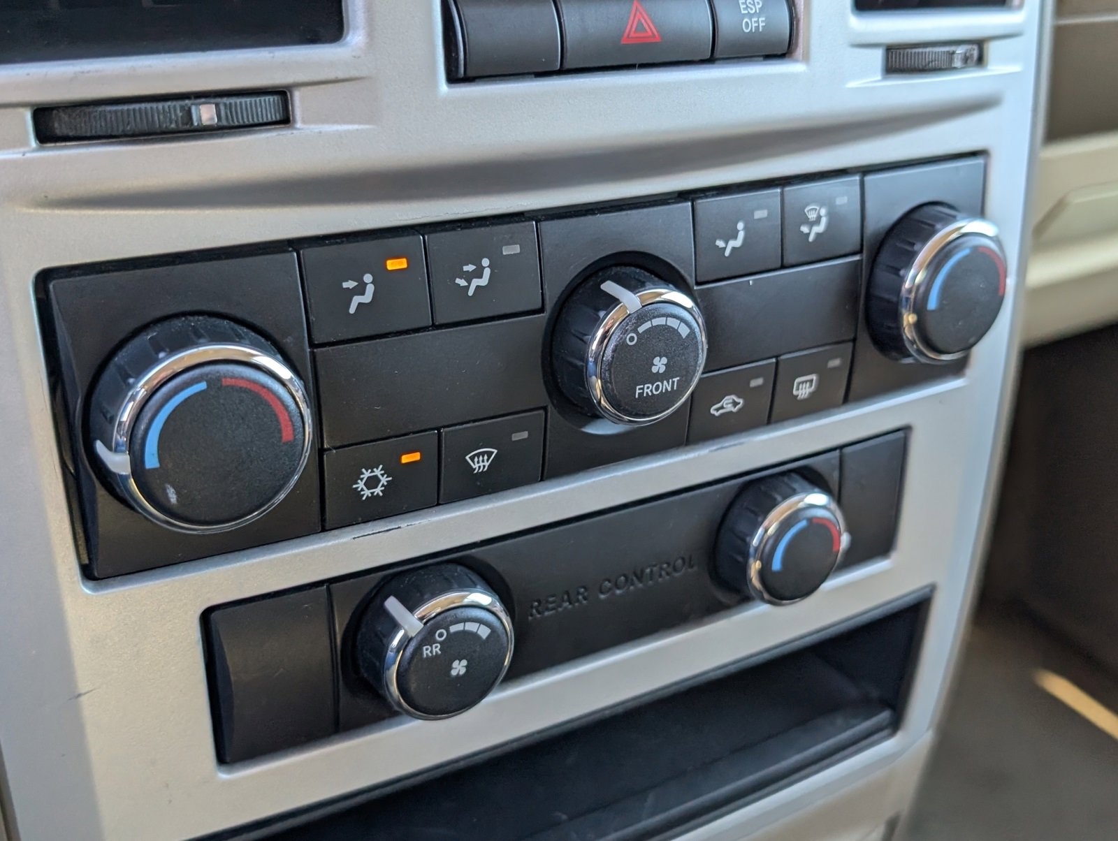 Used 2009 Chrysler Town & Country LX image 9