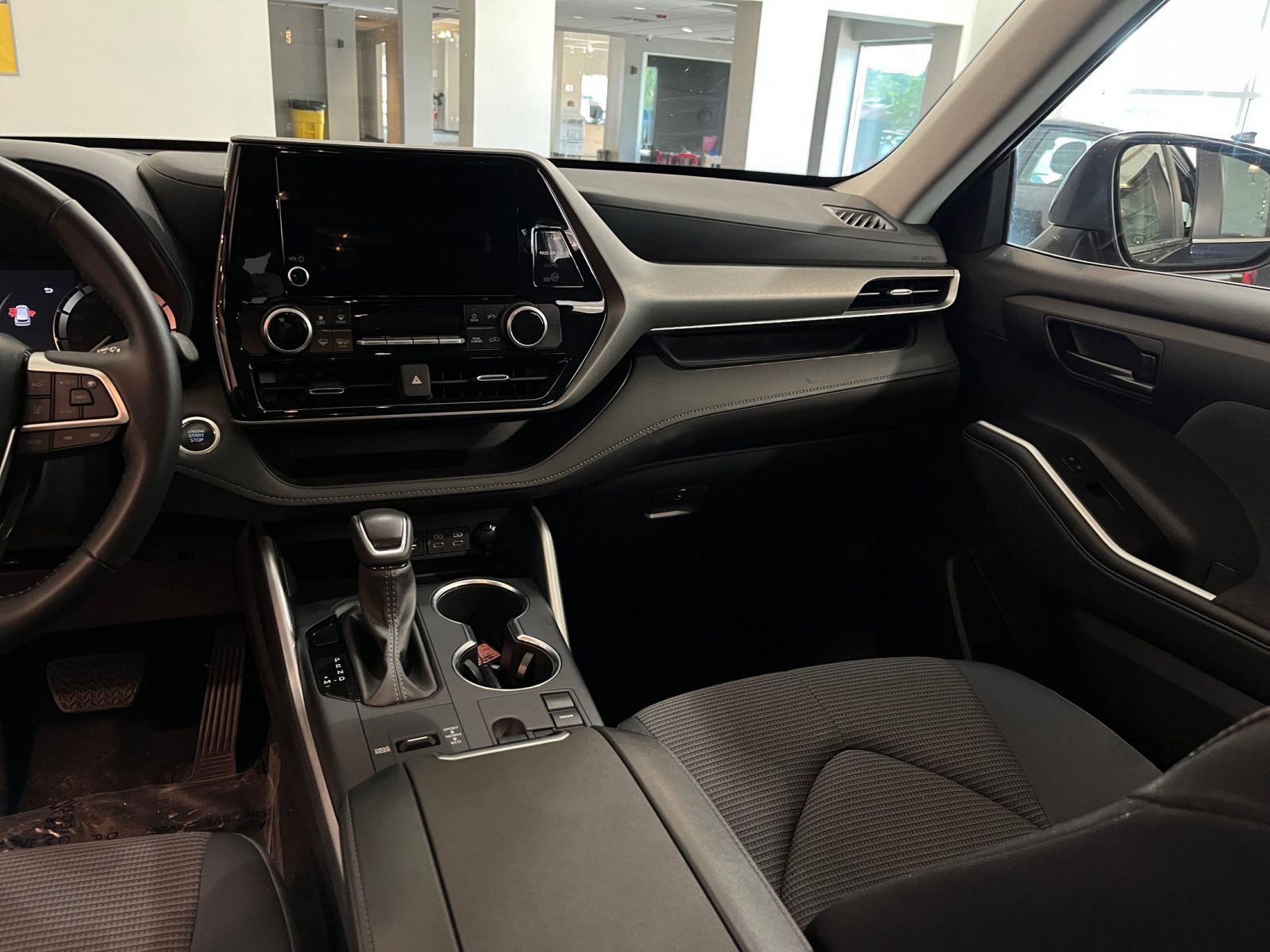 Used 2025 Toyota Highlander LE FWD image 37