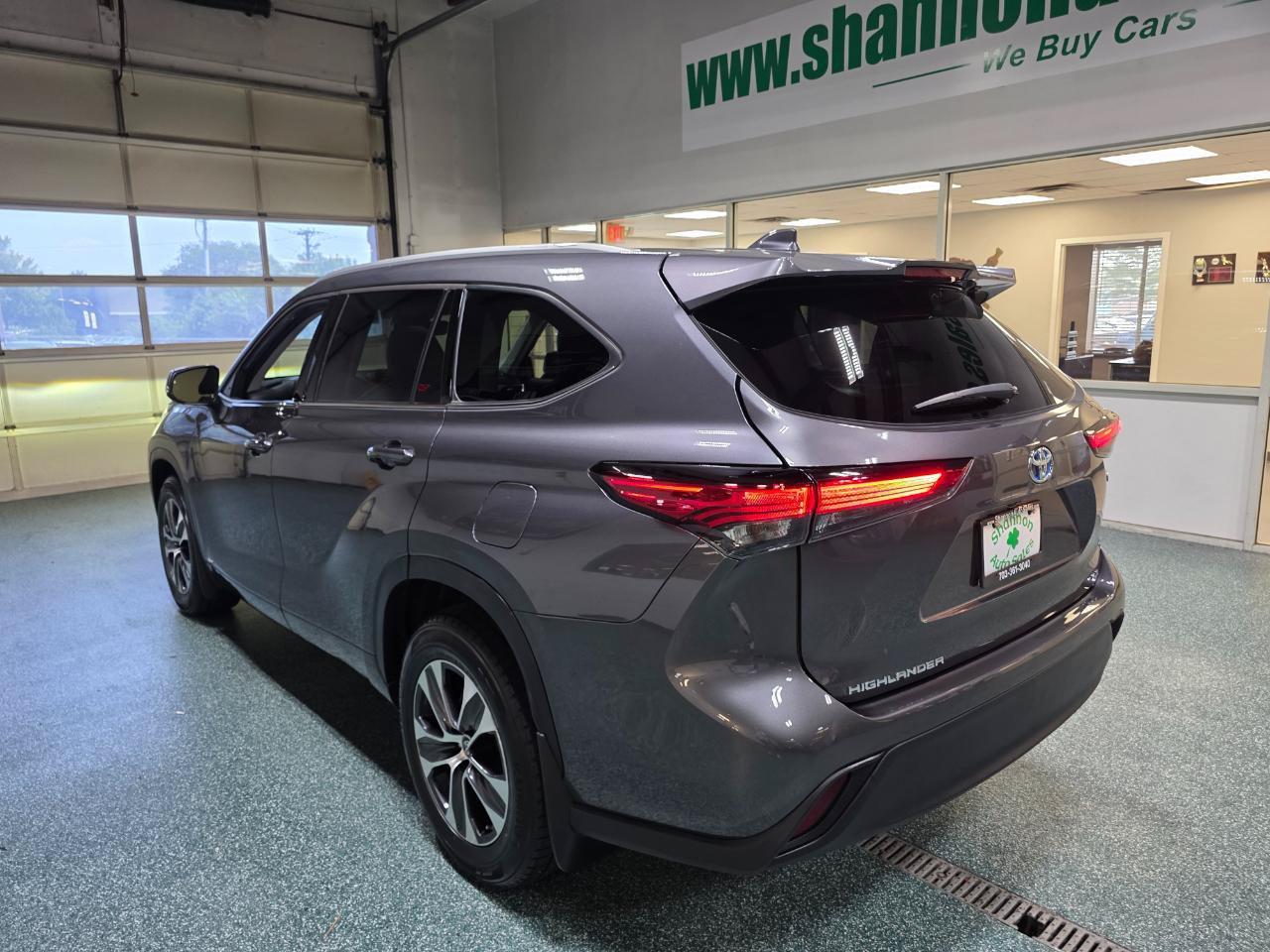 Used 2022 Toyota Highlander XLE AWD/4WD image 9