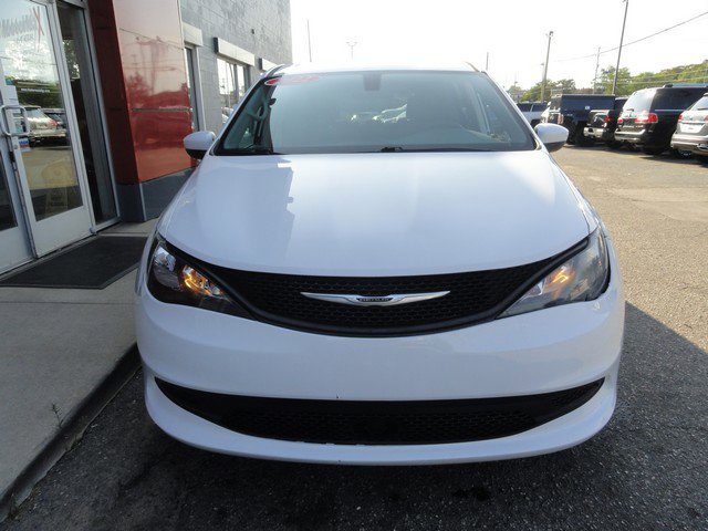 Used 2022 Chrysler Voyager LX image 4