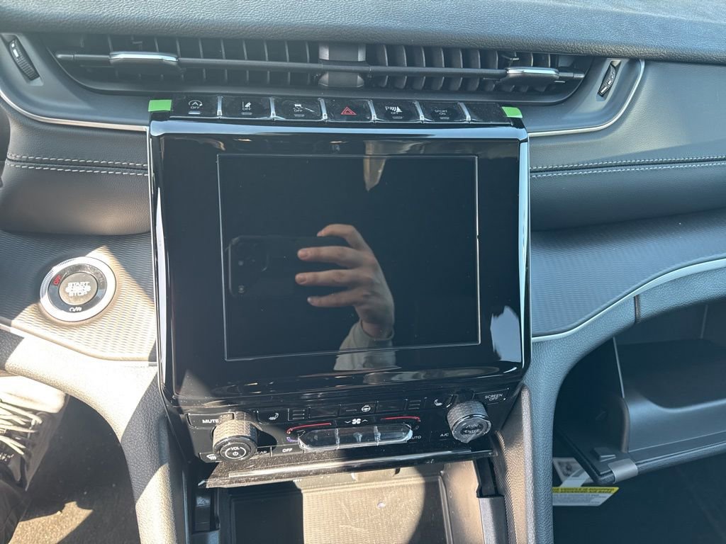 Used 2025 Jeep Grand Cherokee Laredo w/ Luxury Tech Group I image 13