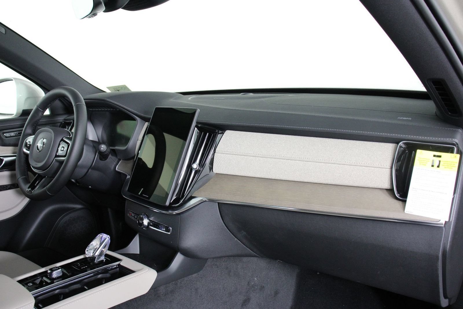 New 2026 Volvo XC90 T8 Plus w/ Protection Package Premier AWD/4WD image 9