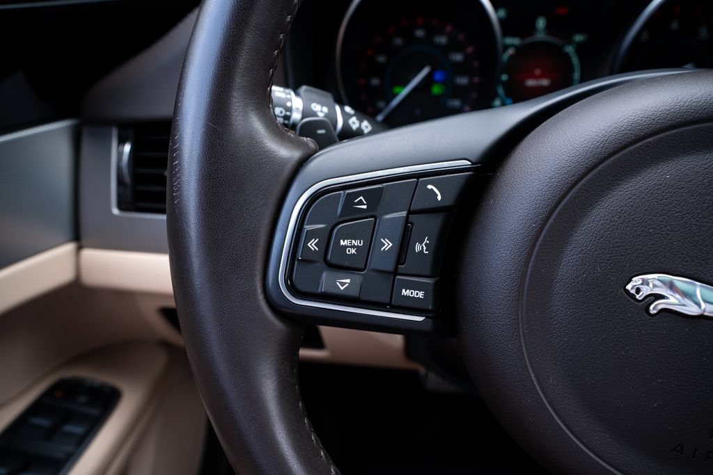 Used 2020 Jaguar XF Premium RWD image 32