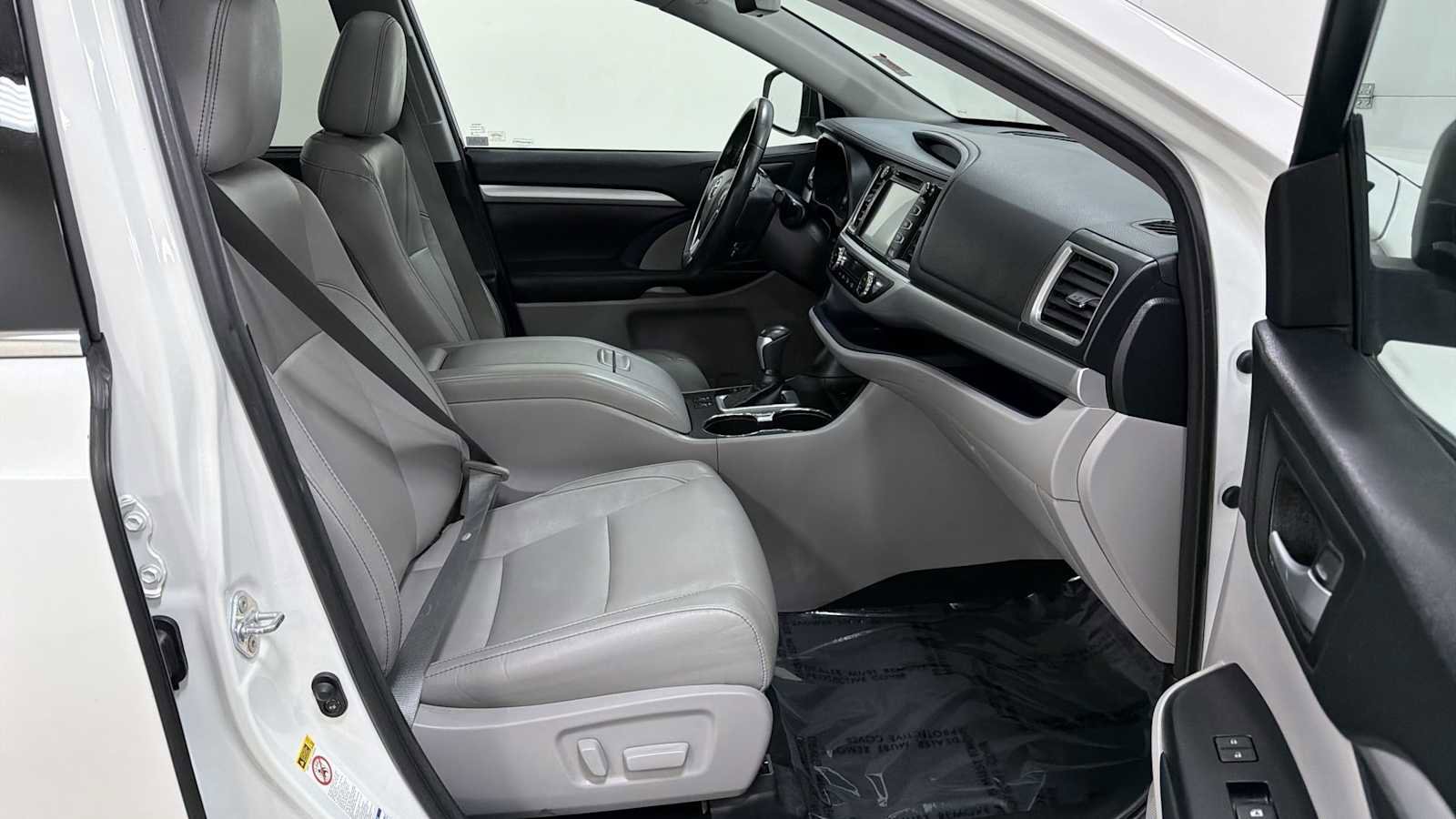Certified 2017 Toyota Highlander XLE AWD/4WD image 30
