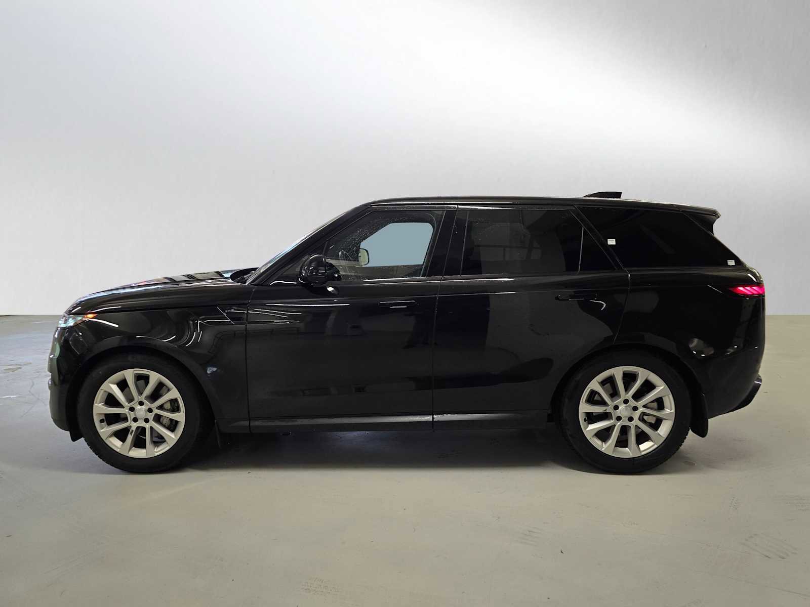 Used 2025 Land Rover Range Rover Sport SE image 2