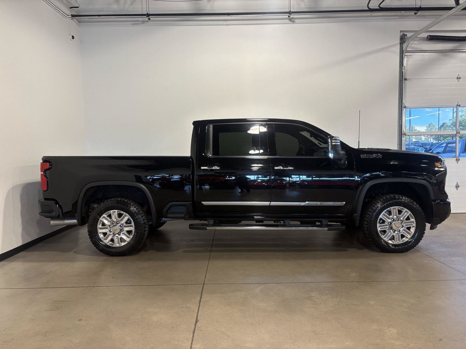 Used 2025 Chevrolet Silverado 2500 High Country w/ High Country Premium Package AWD/4WD image 2