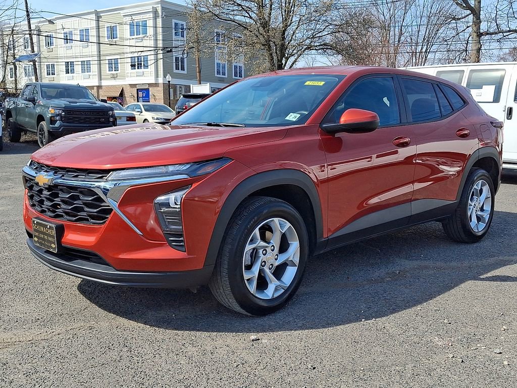 Used 2024 Chevrolet Trax LS w/ LS Convenience Package image 4