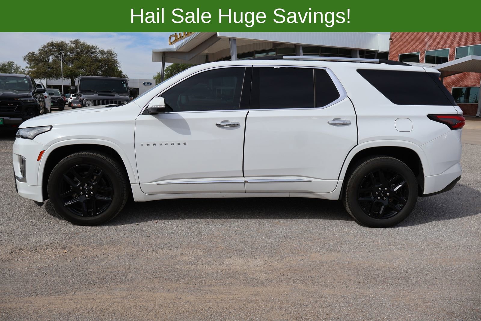 Used 2023 Chevrolet Traverse Premier FWD image 2