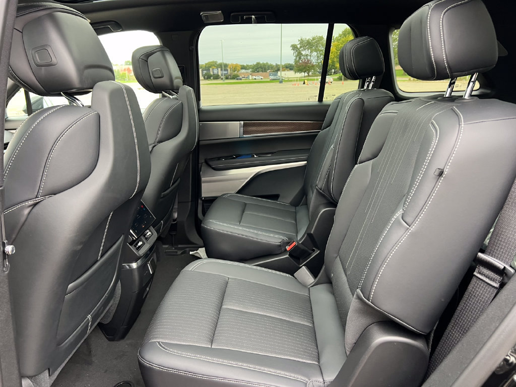 New 2027 Cadillac Vistiq Sport w/ LPO, Floor Liner Package AWD/4WD image 4