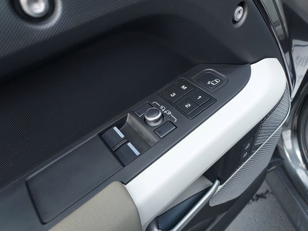 Used 2023 Land Rover Defender 90 X-Dynamic SE image 19