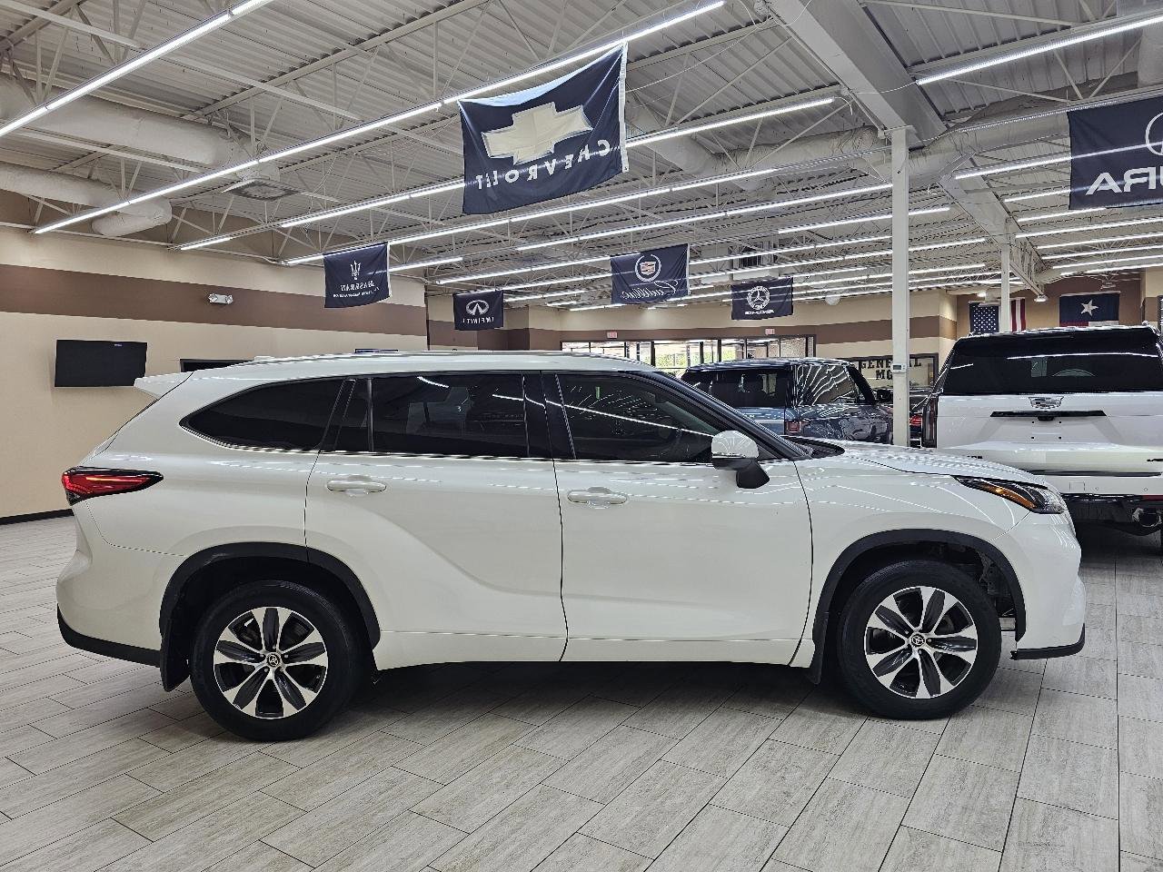 Used 2021 Toyota Highlander XLE image 5