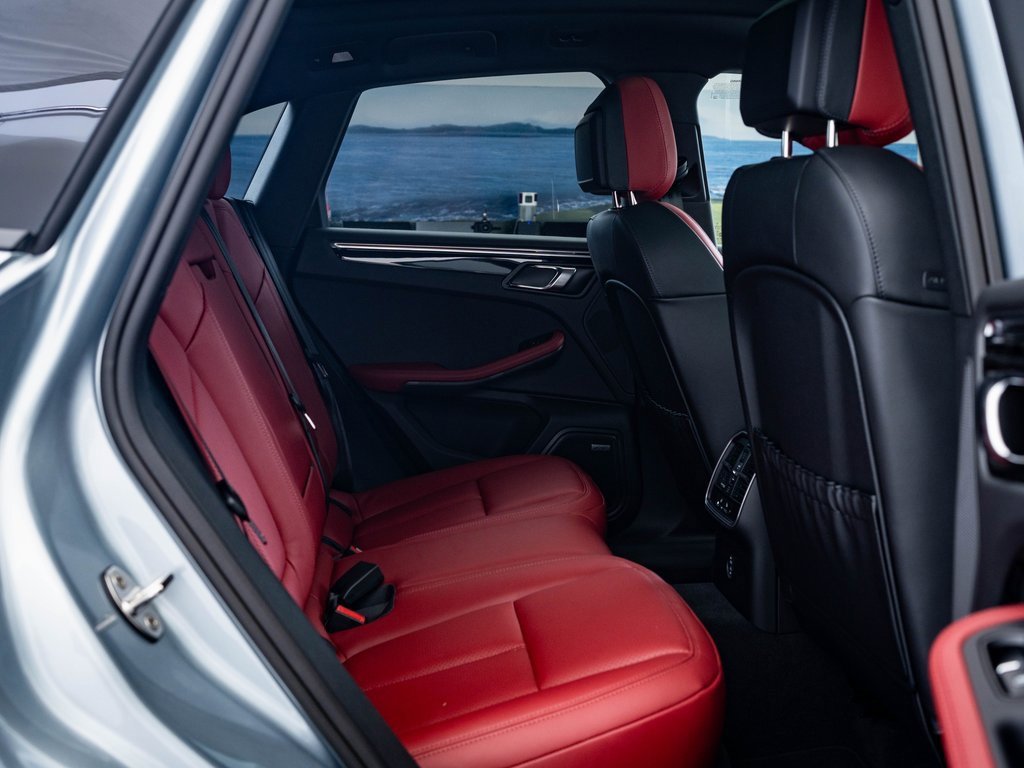 Certified 2025 Porsche Macan image 35