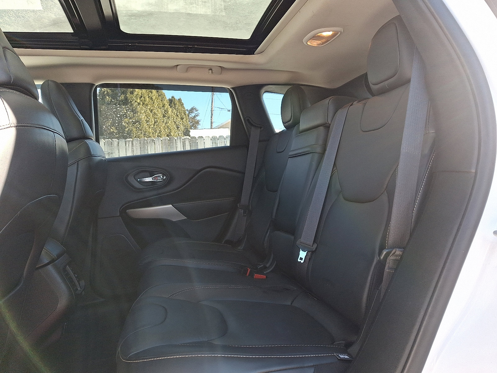 Used 2018 Jeep Cherokee Limited AWD/4WD image 10