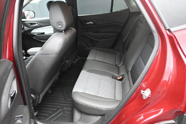 Used 2024 Chevrolet Trax LT w/ Sunroof Package FWD image 13