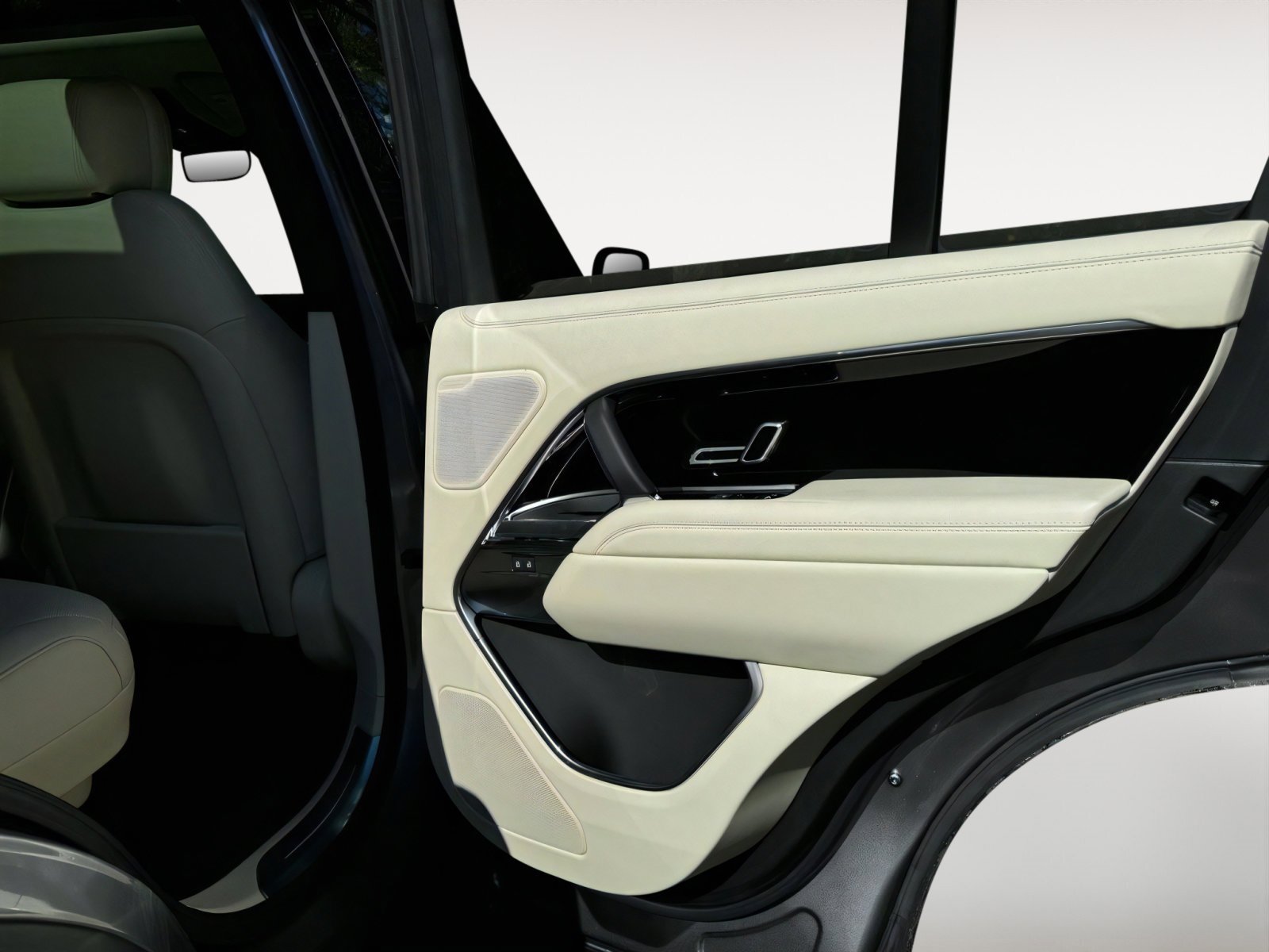 New 2025 Land Rover Range Rover SE image 17