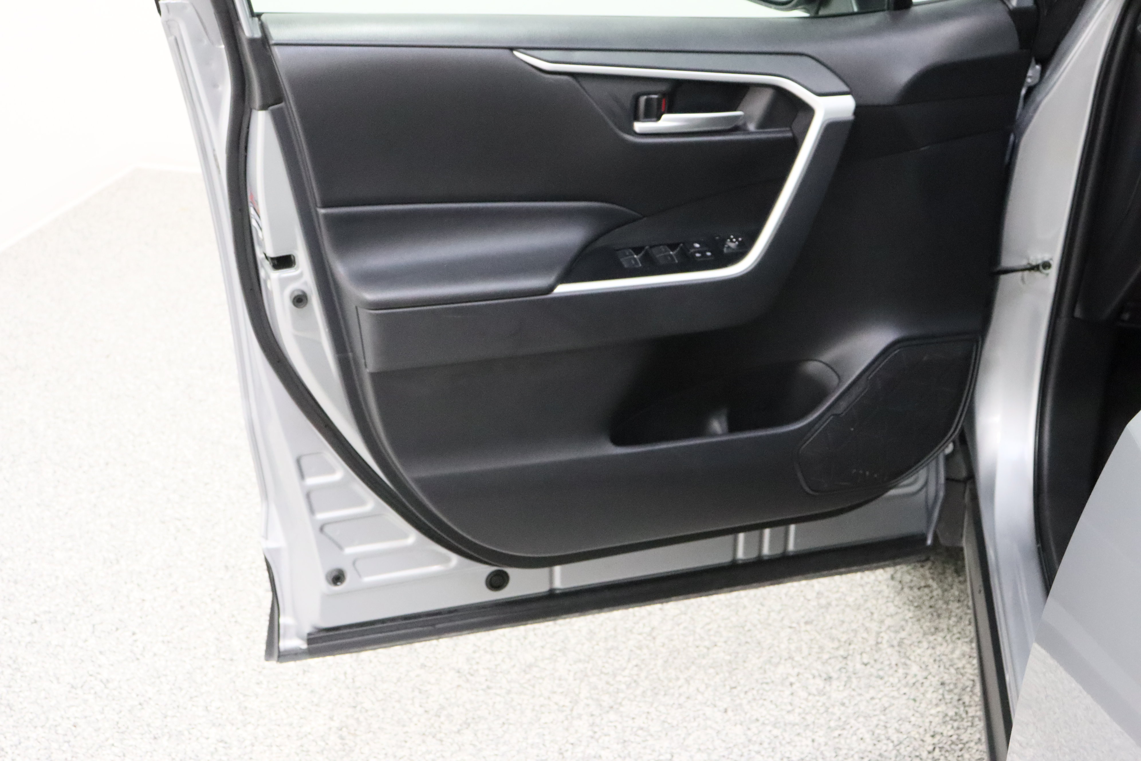 Used 2025 Toyota RAV4 XLE FWD image 12