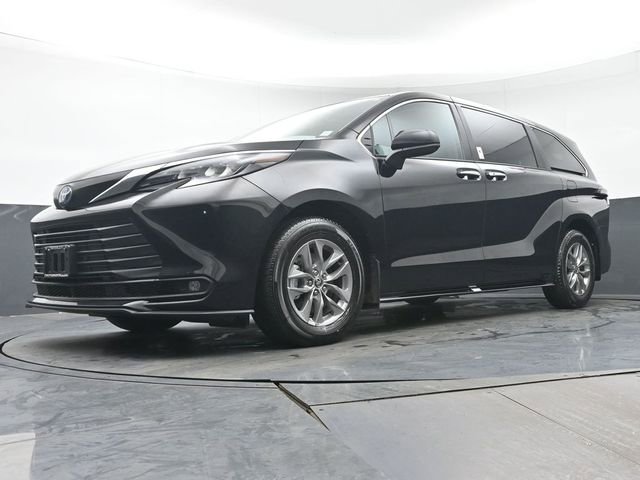 Used 2025 Toyota Sienna XLE image 35