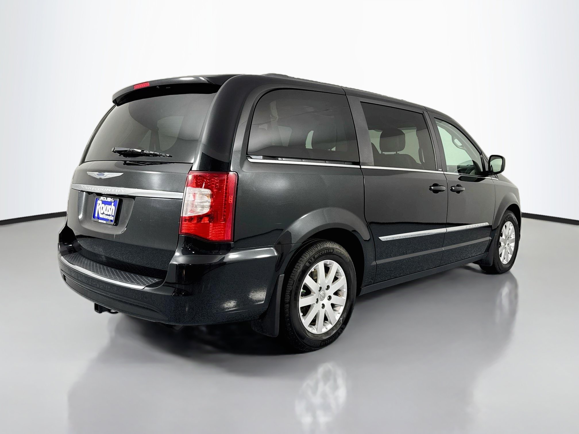 Used 2013 Chrysler Town & Country Touring FWD image 5