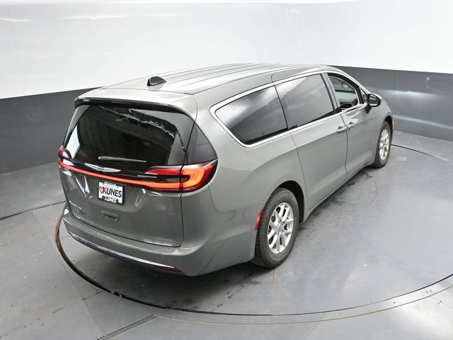 Used 2023 Chrysler Pacifica Touring-L FWD image 35