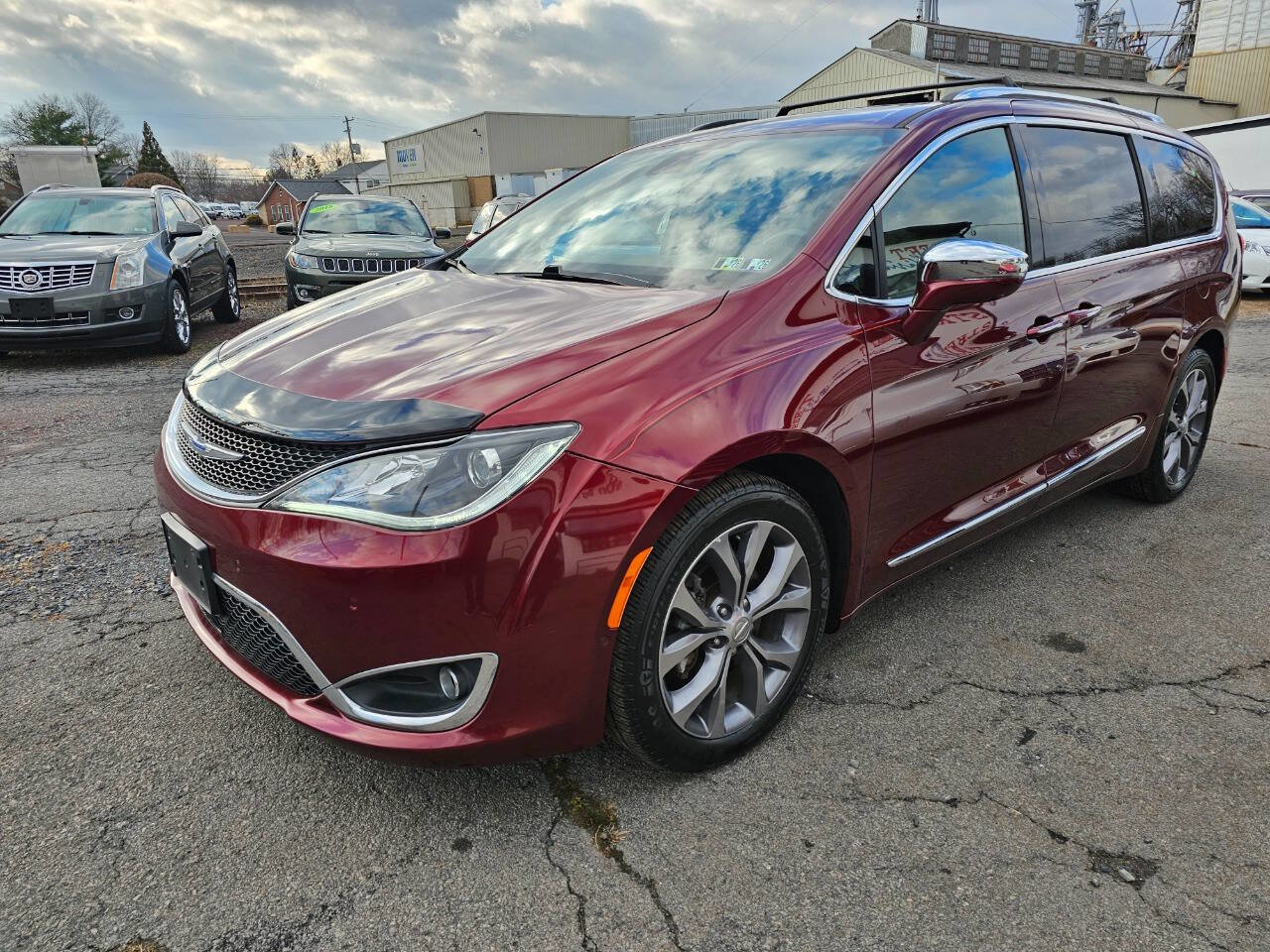 Used 2019 Chrysler Pacifica Limited w/ Tire & Wheel Group image 3