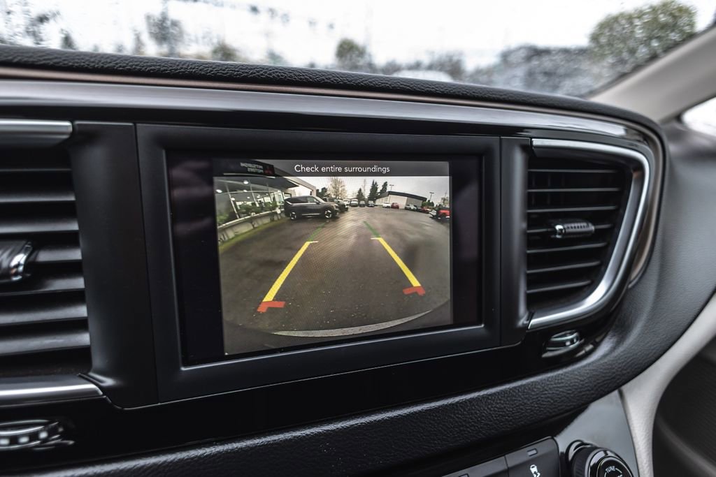 Used 2020 Chrysler Voyager L FWD image 14
