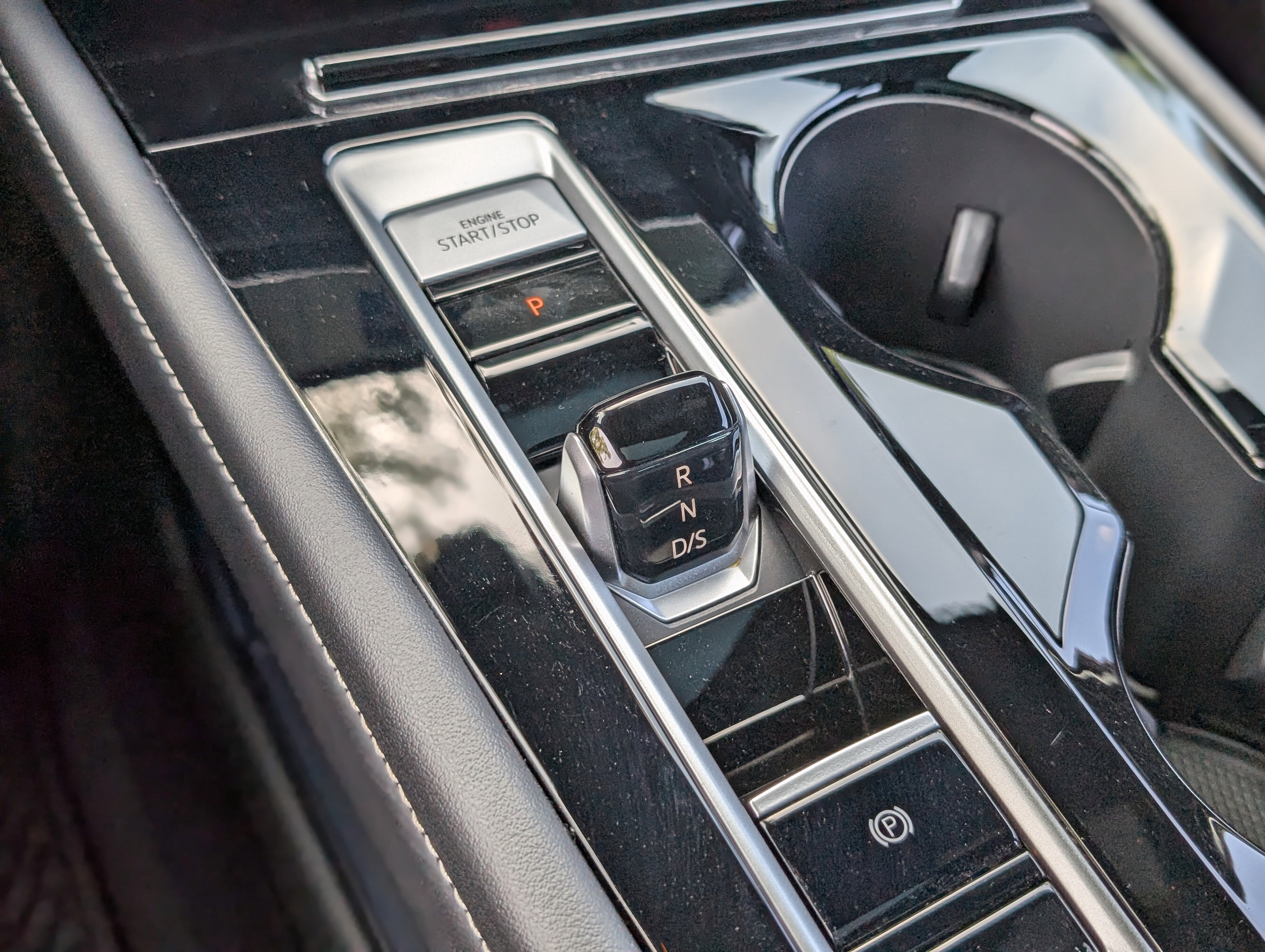 Used 2024 Volkswagen Atlas Cross Sport SEL Premium R-Line image 30