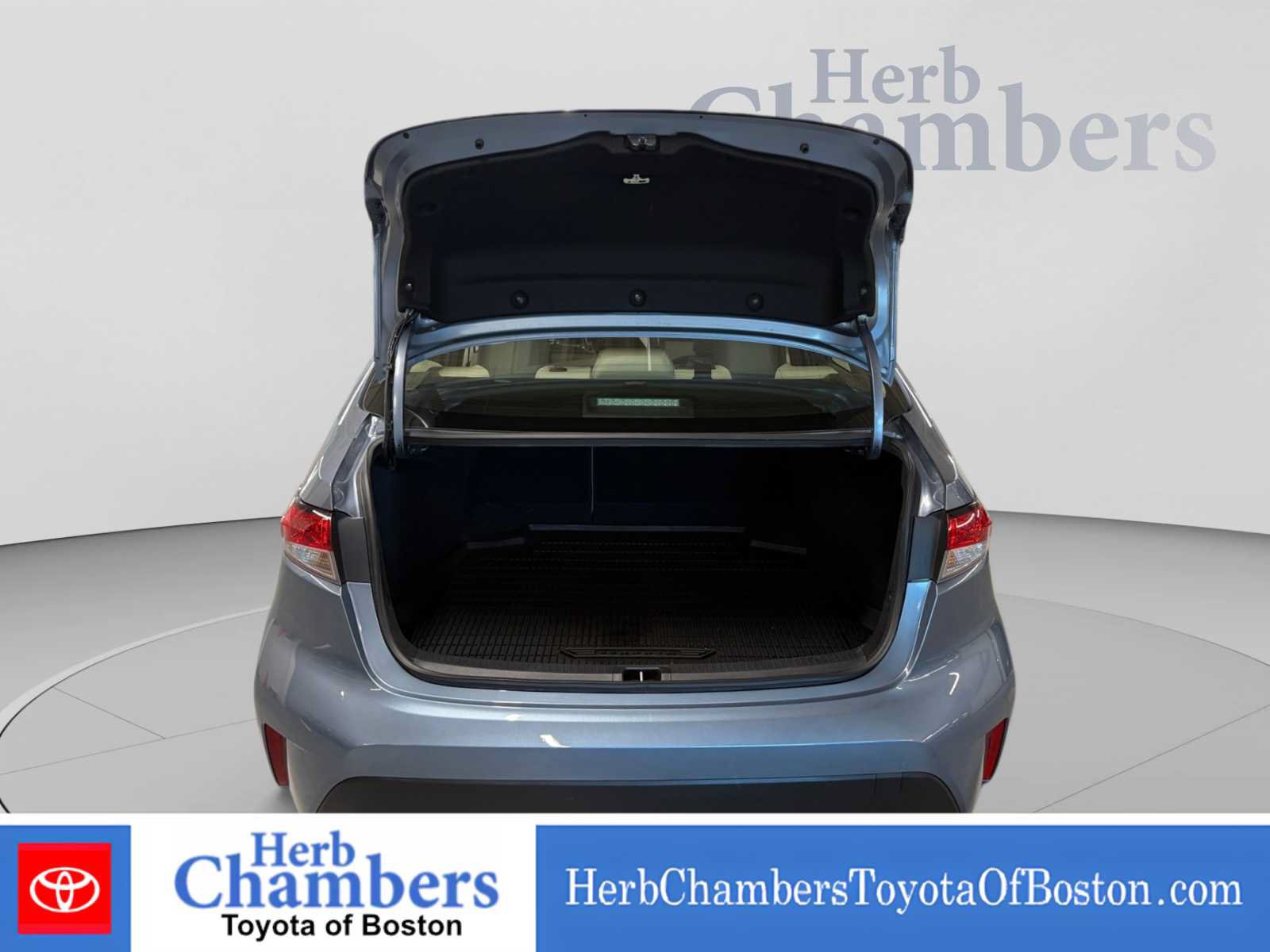 Used 2025 Toyota Corolla LE AWD/4WD image 4