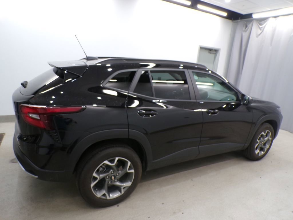 Used 2025 Chevrolet Trax LT w/ Driver Confidence Package FWD image 5