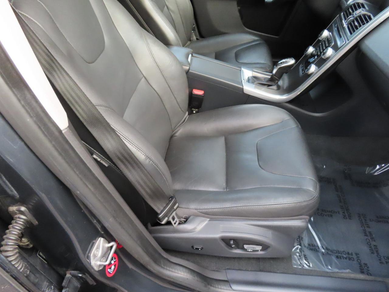 Used 2016 Volvo XC60 T6 w/ Protection Package image 21