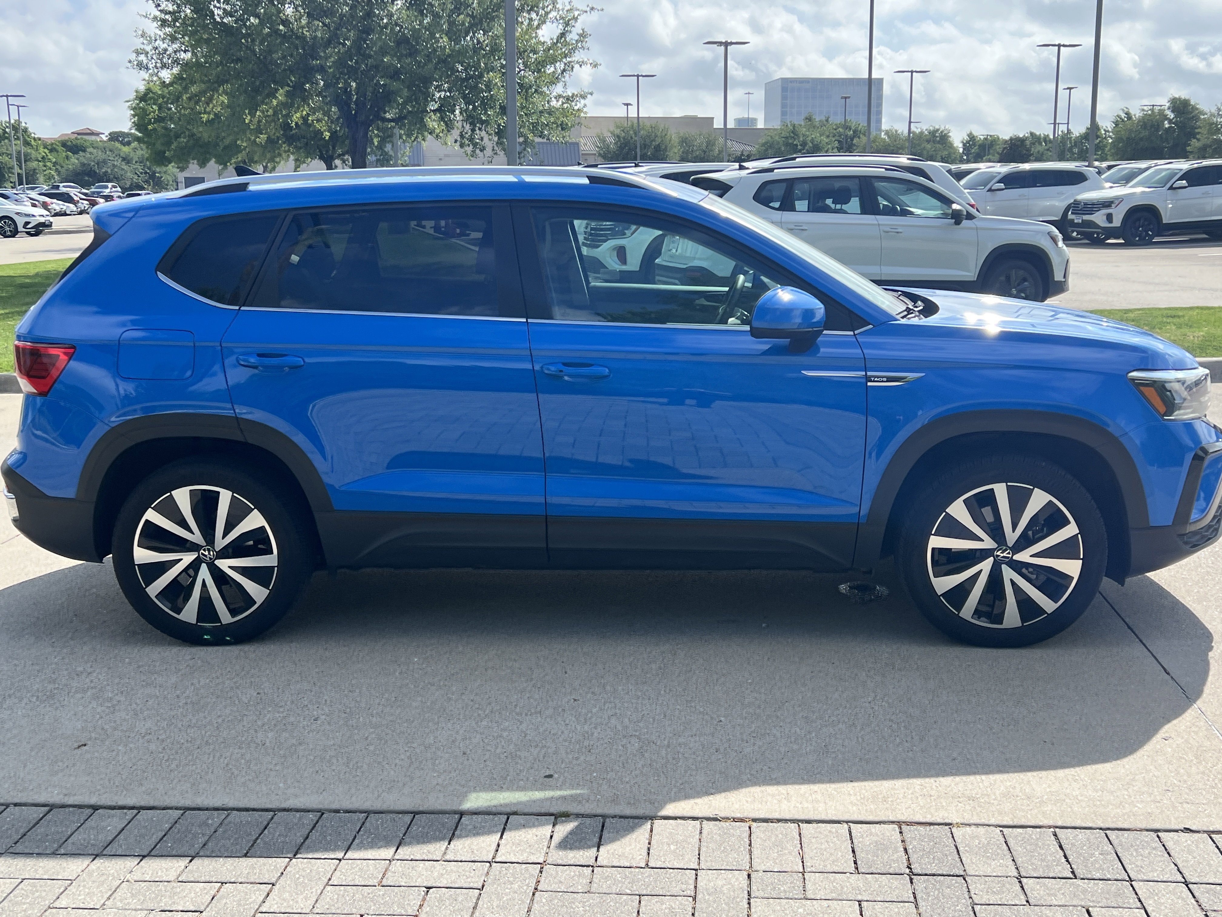 Certified 2023 Volkswagen Taos SE w/ Panoramic Sunroof Package FWD image 11