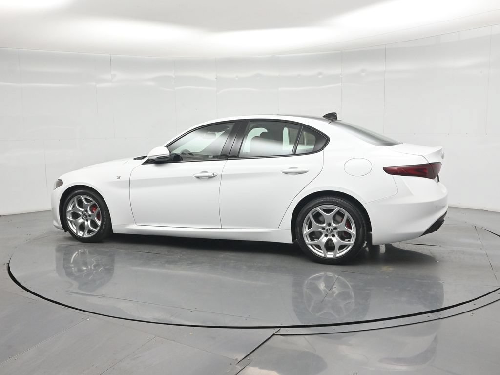 Used 2022 Alfa Romeo Giulia Ti RWD image 5
