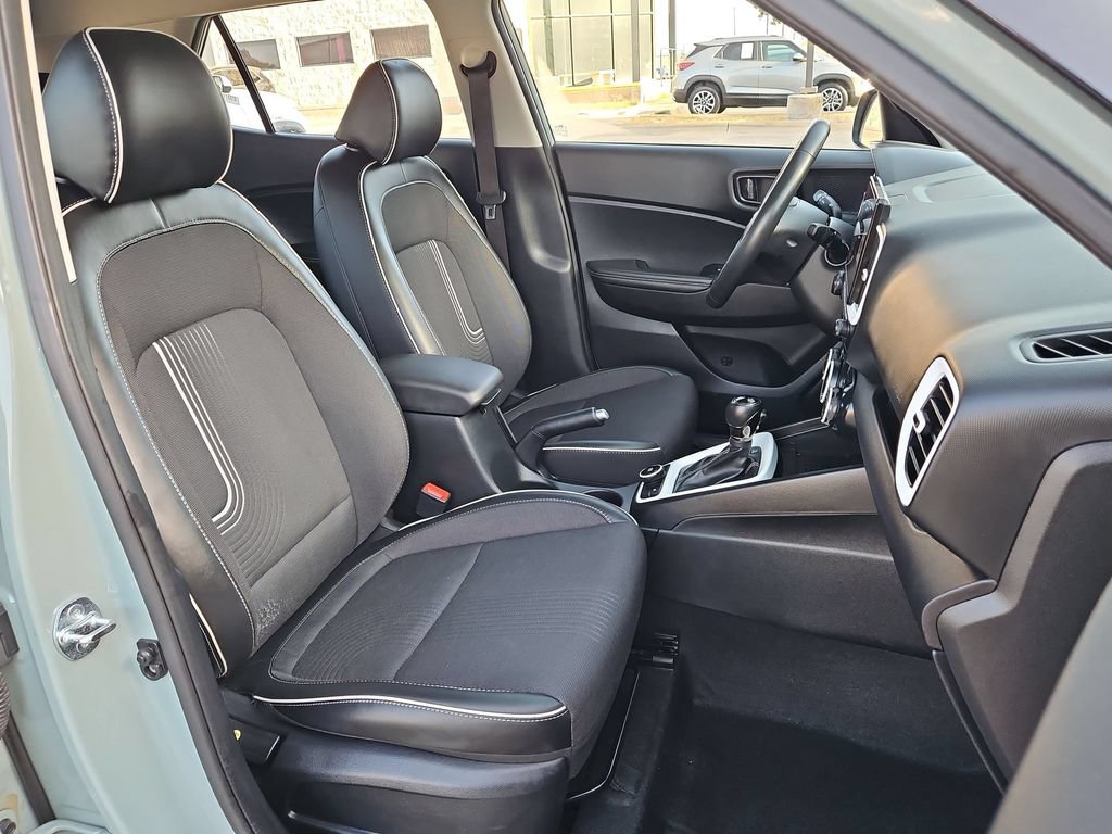 Used 2025 Hyundai Venue Limited FWD image 31