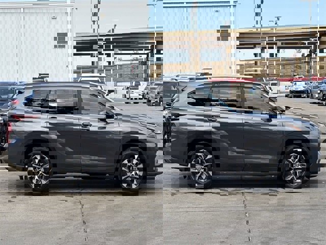 Used 2024 Toyota Highlander XLE image 3