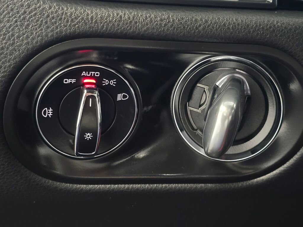 Certified 2024 Porsche Macan image 37