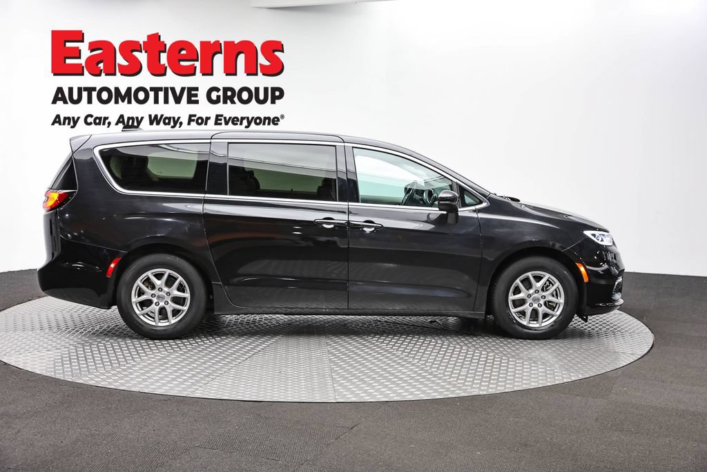 Used 2023 Chrysler Pacifica Touring-L FWD image 4
