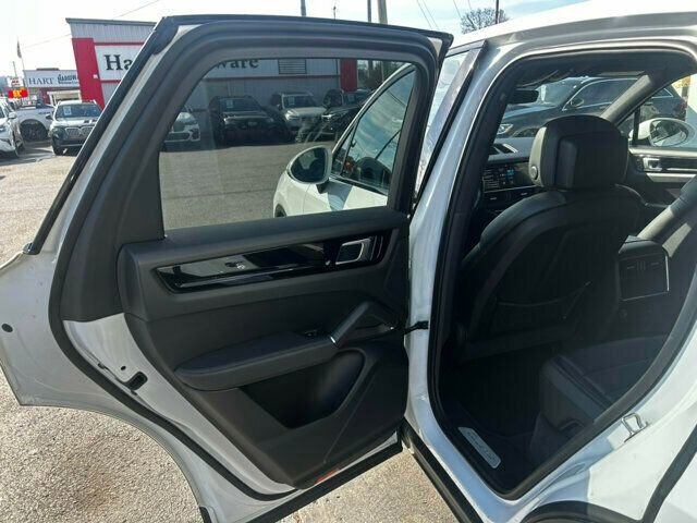 Used 2019 Porsche Cayenne image 12