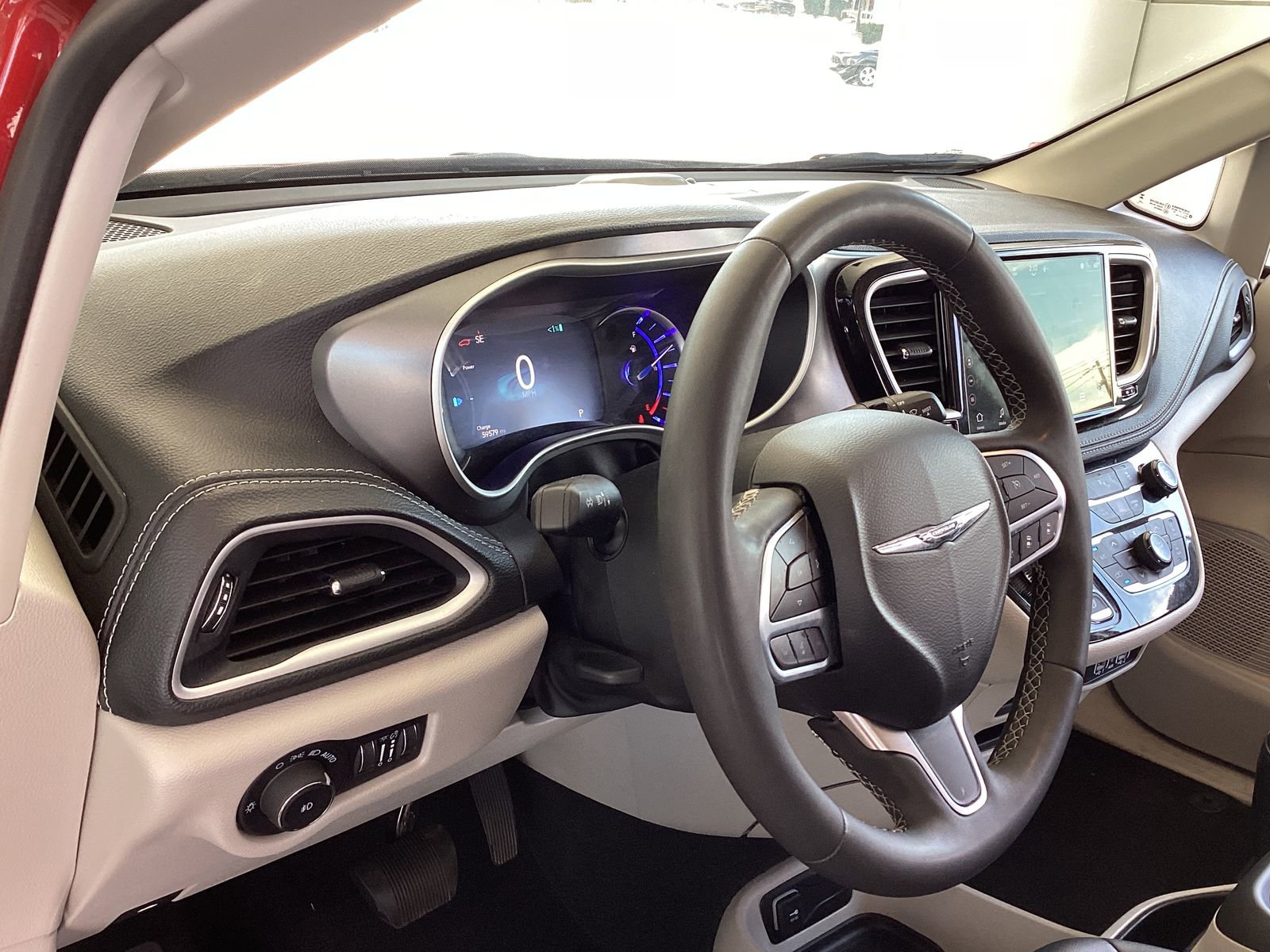Used 2024 Chrysler Pacifica Select image 9