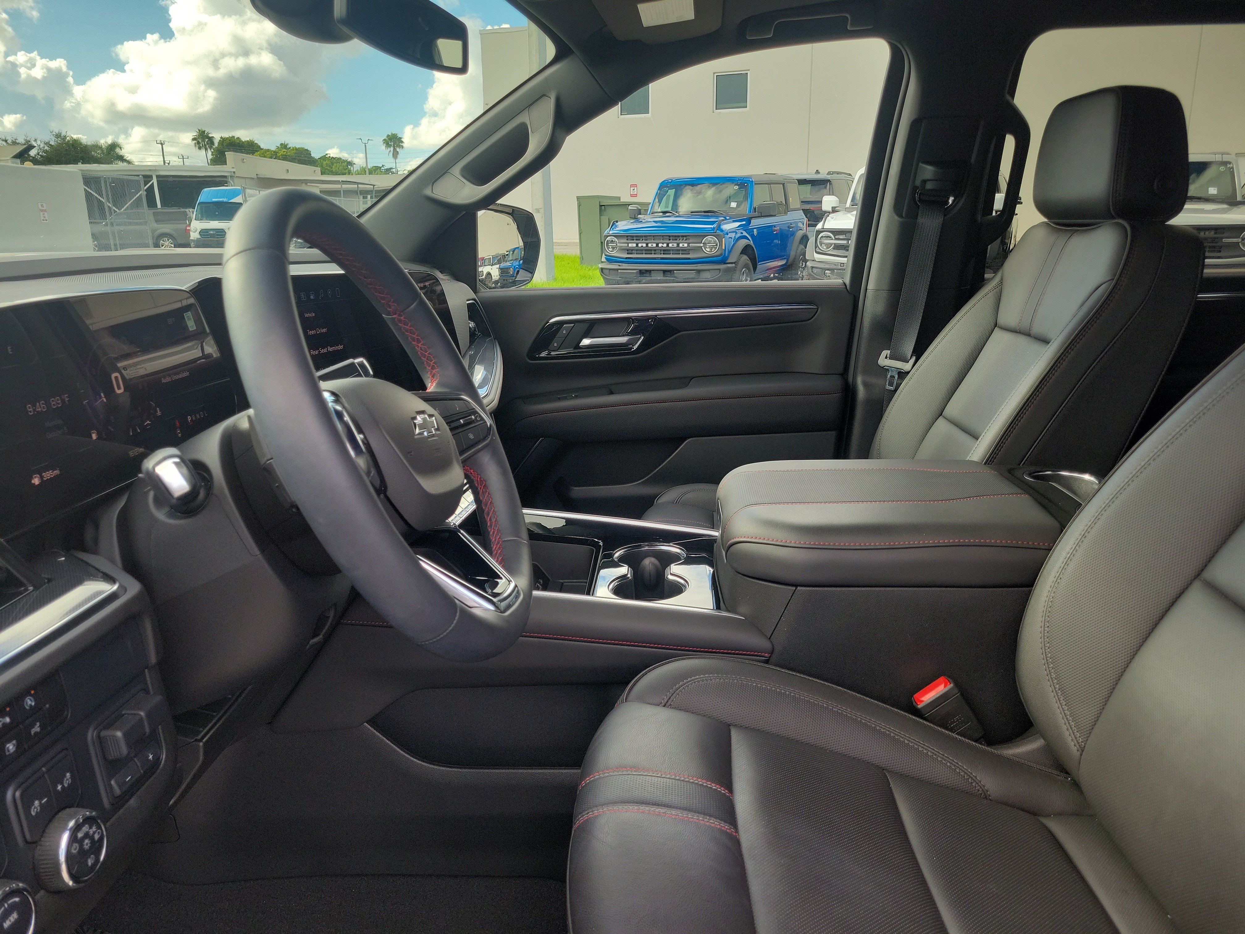 Used 2025 Chevrolet Suburban RST w/ Comfort Package RWD image 13