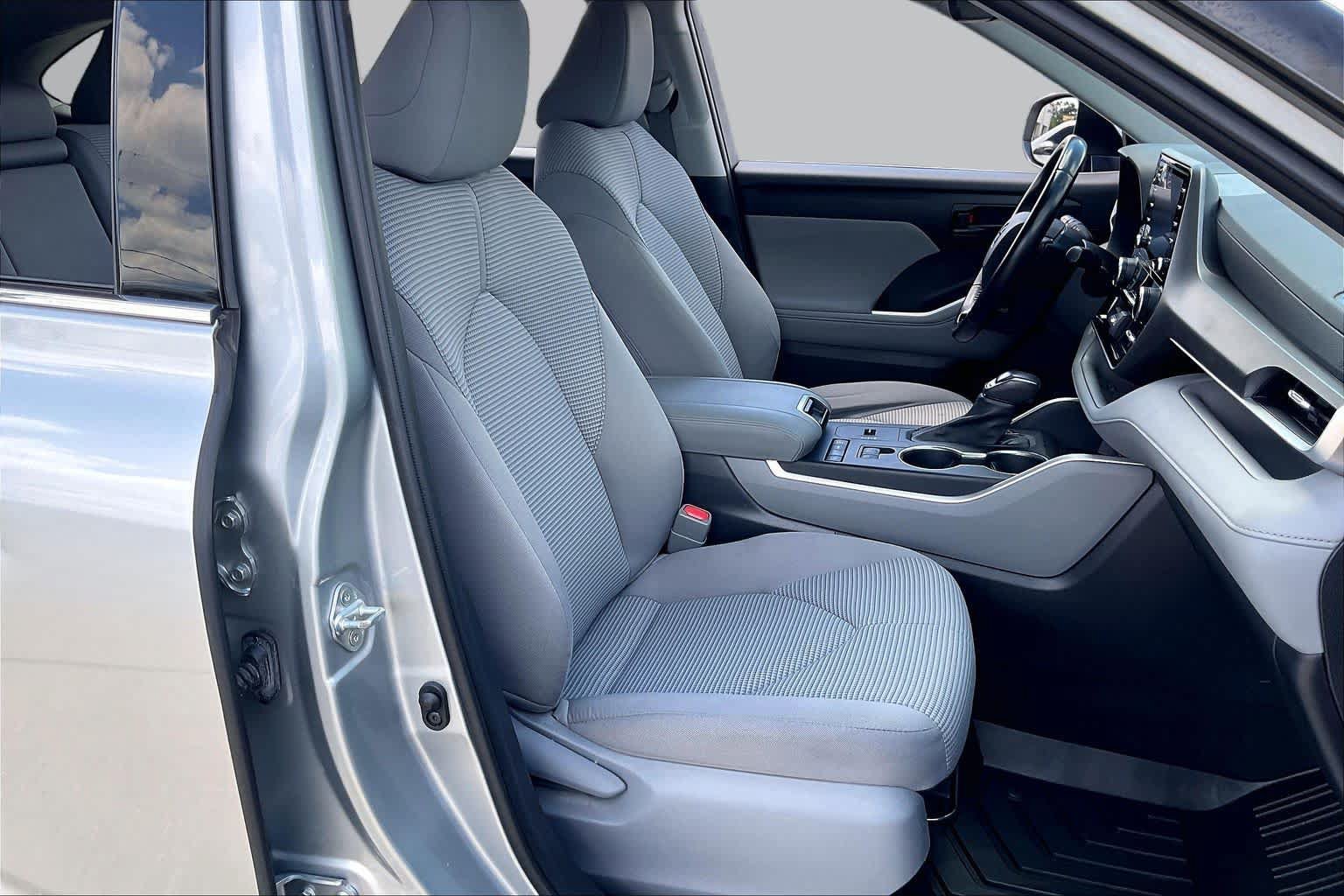 Used 2021 Toyota Highlander LE FWD image 7