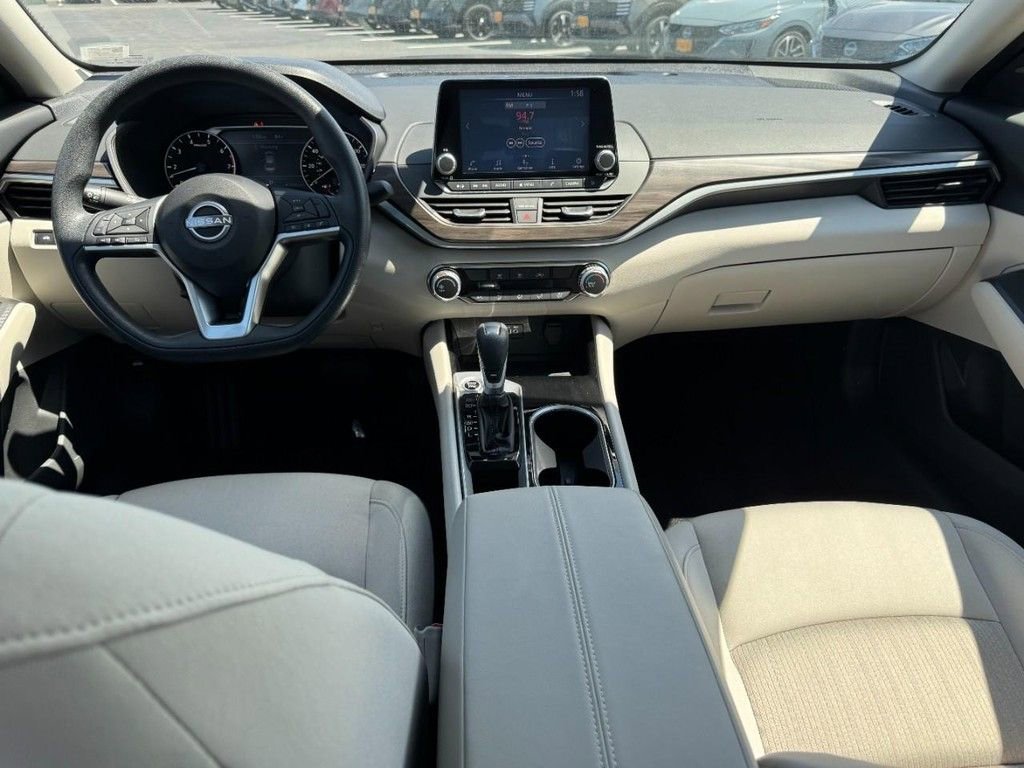 Used 2024 Nissan Altima 2.5 SV FWD image 11